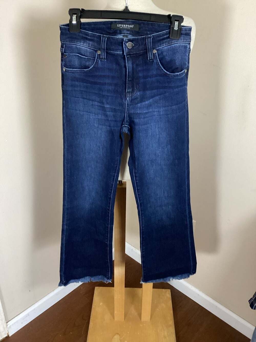 Liverpool Los Angeles Size 2/26 Raw Hem Cropped Jeans